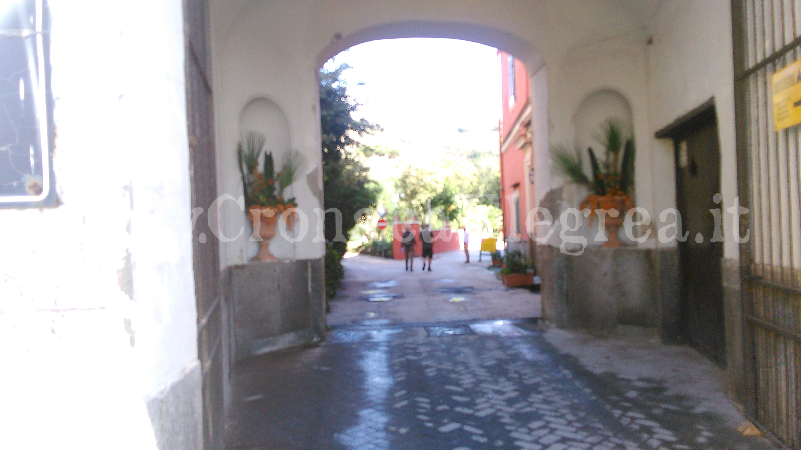 POZZUOLI/ Durante lo sciame sismico i turisti visitano la Solfatara