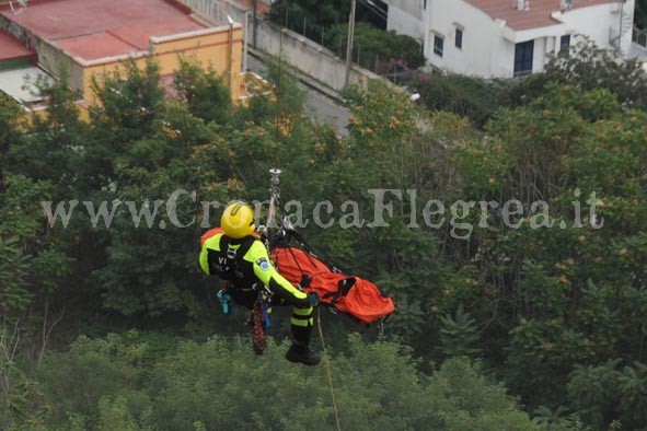 MONTE DI PROCIDA/ Auto in una scarpata, le FOTO dal luogo della tragedia