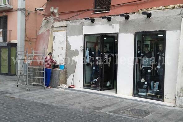 POZZUOLI/ Lavori in corso nel centro storico: si abbattono le “vetrine fuorilegge” – LE FOTO