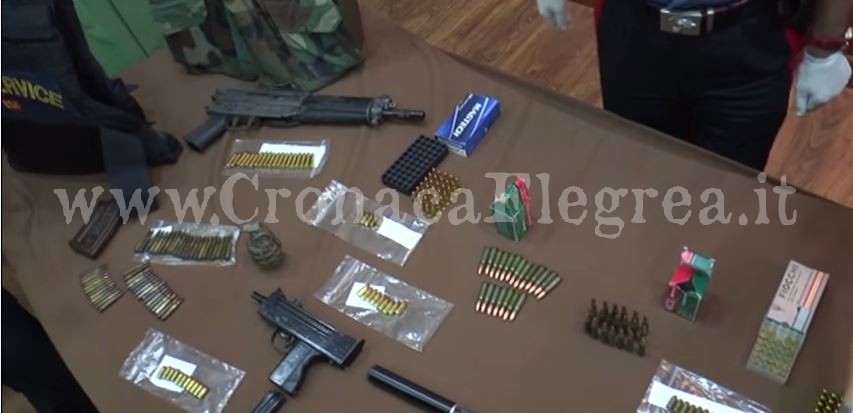 Blitz dei carabinieri: trovato un arsenale di bombe, mitragliette e pistole