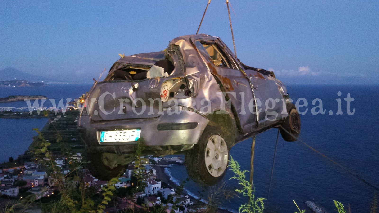 MONTE DI PROCIDA/ Recuperata l’auto della tragedia