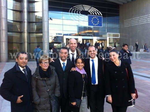 Il sindaco Capuozzo con alcuni assessori e consiglieri comunali all'esterno del parlamento europeo