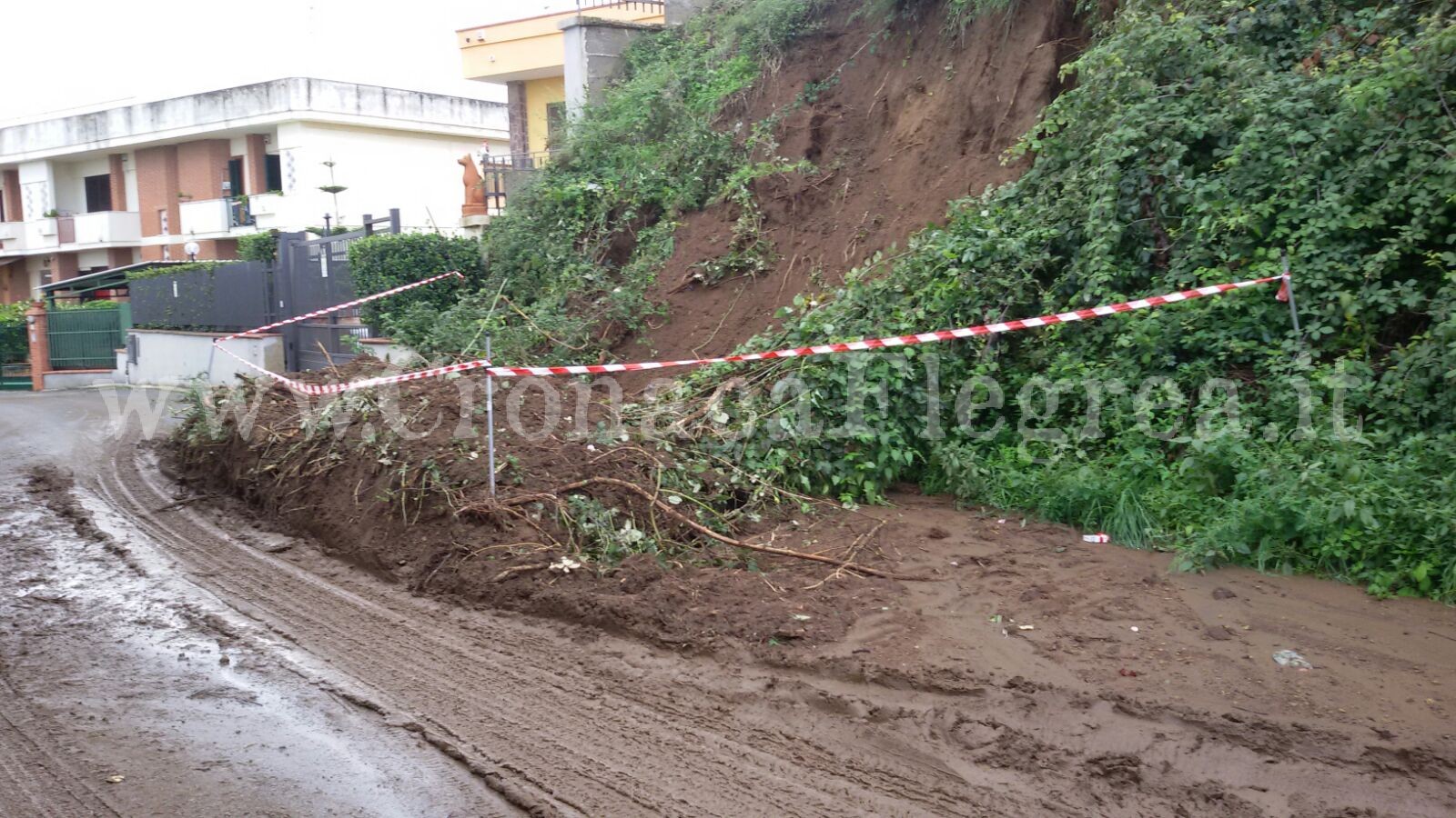 POZZUOLI/ Maltempo, acqua e fango invadono la città. Frana in via Trepiccioni – LE FOTO