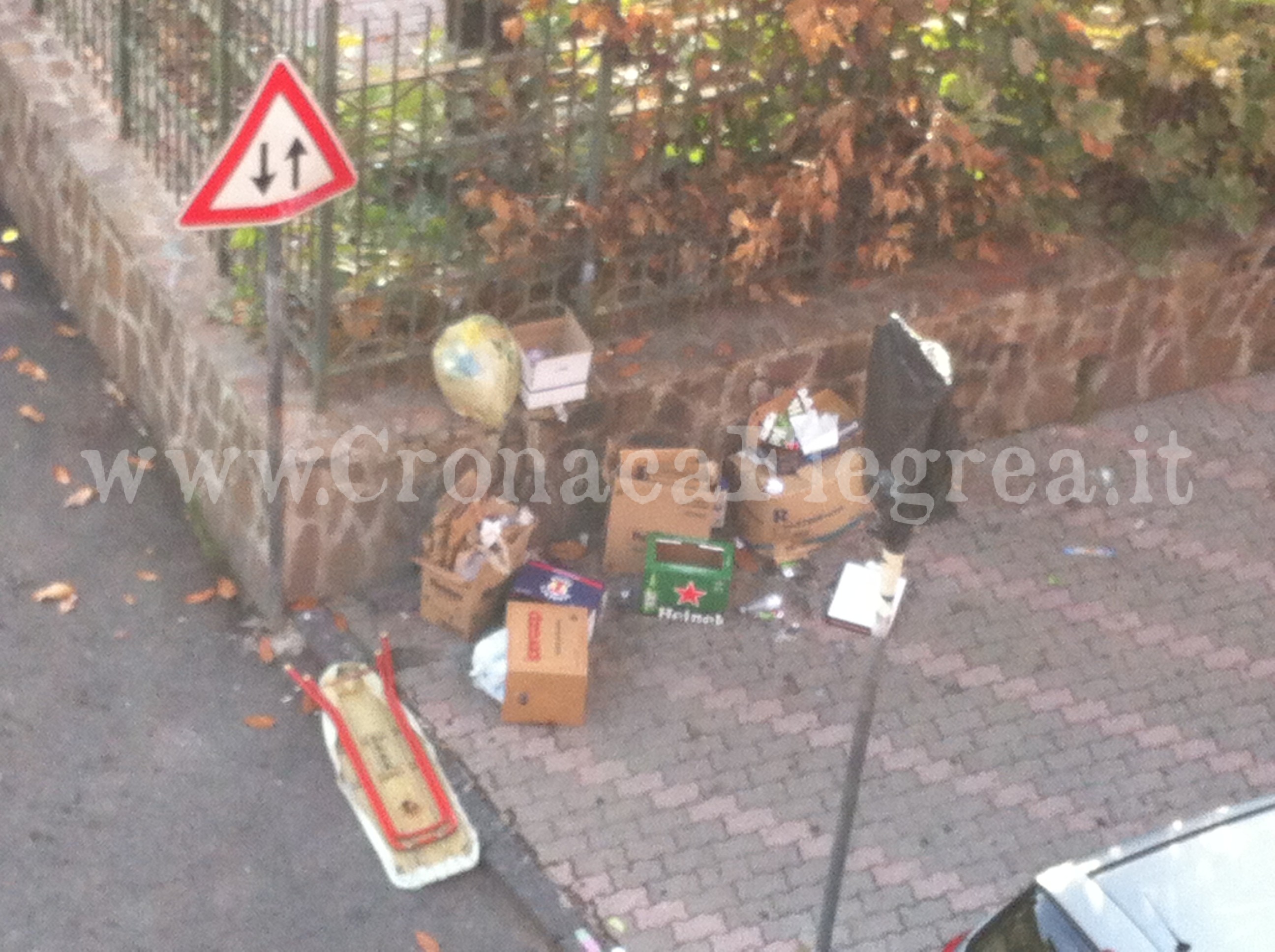 I LETTORI SEGNALANO/ «Anche un asse da stiro tra i rifiuti all’ingresso della villa comunale»