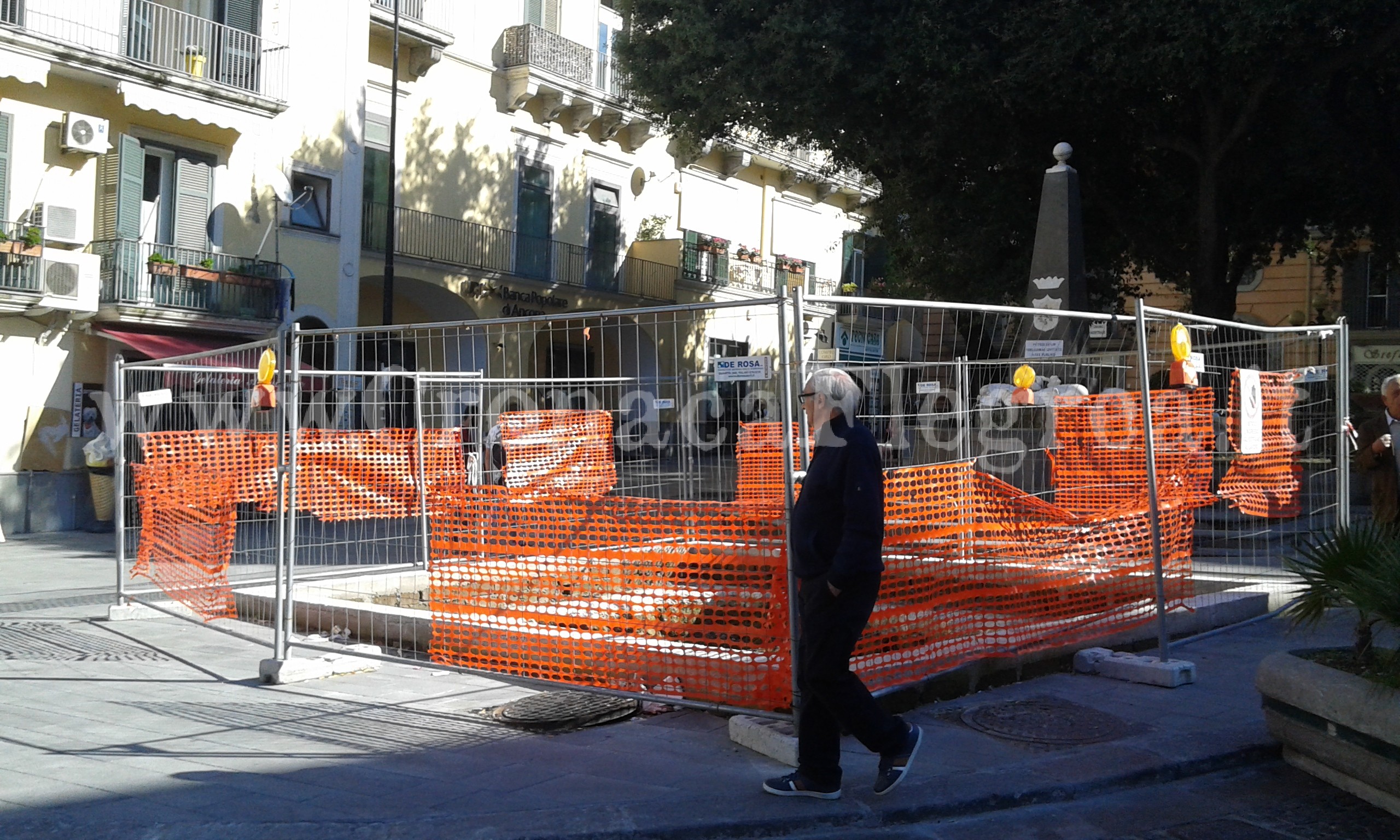 POZZUOLI/ Vergogna in Piazza: rifiuti sui reperti archeologici – LE FOTO