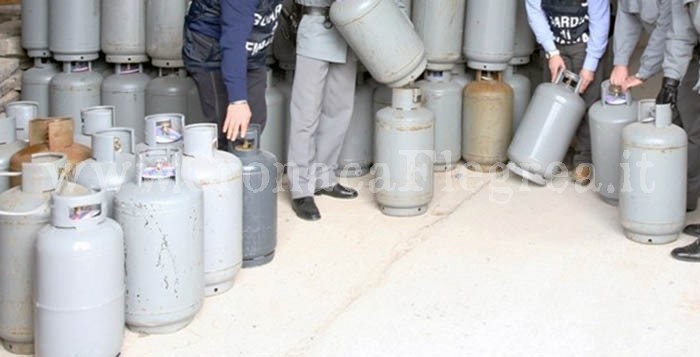 POZZUOLI/ Trecento bombole di gas tra le case popolari: sequestrato deposito abusivo