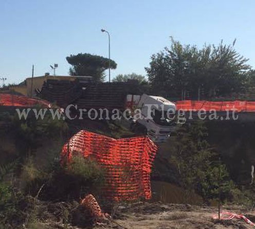 POZZUOLI/ Camion in bilico sulla scarpata, l’autista si lancia dalla cabina – LE FOTO