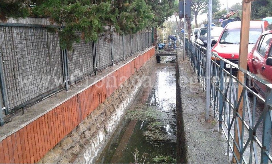 POZZUOLI/ Ruspe in azione, ripulito il canale del Lago d’Averno – LE FOTO