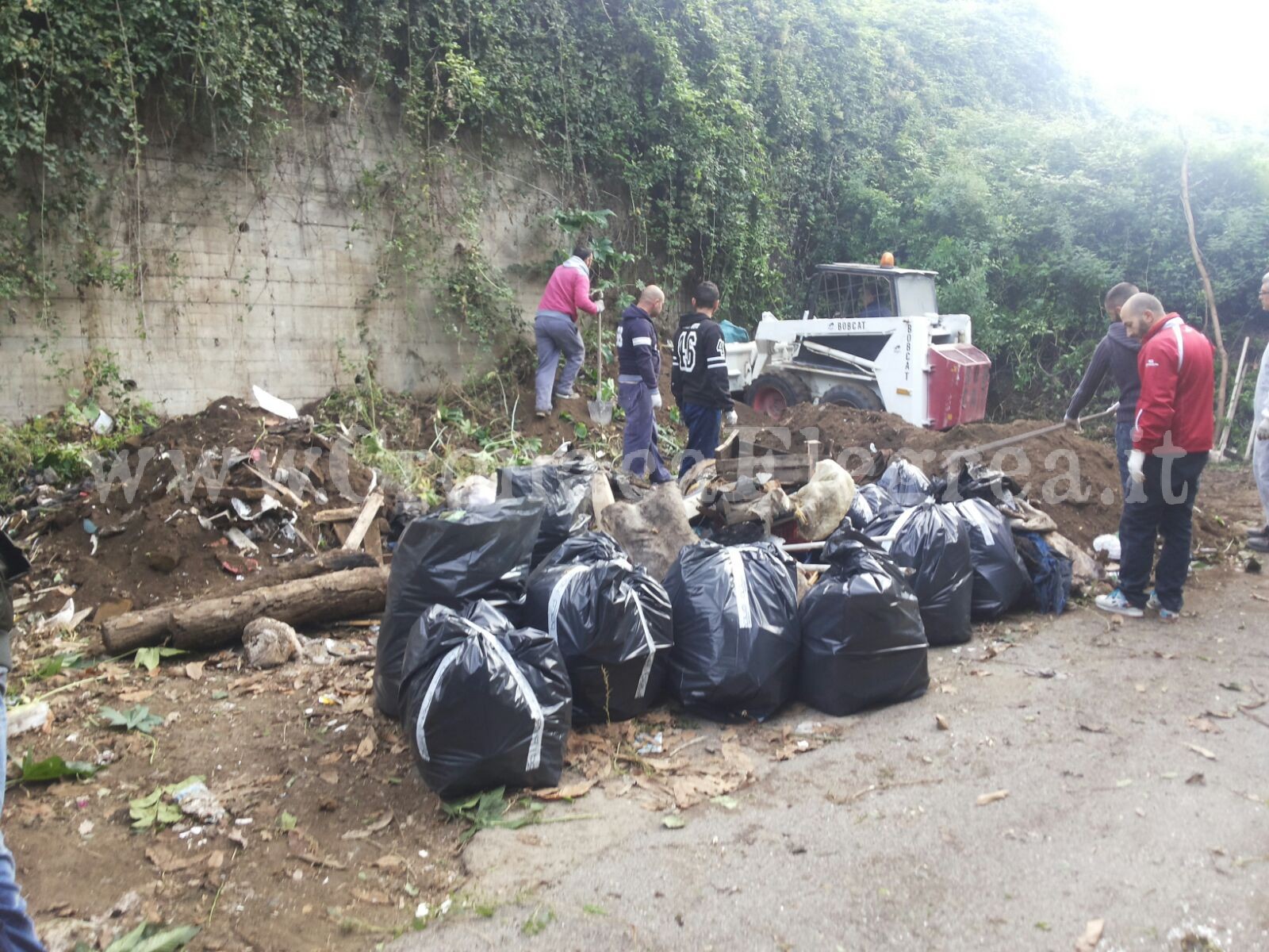 POZZUOLI/ Il comune non risponde e i cittadini gli danno lo “schiaffo morale” – LE FOTO