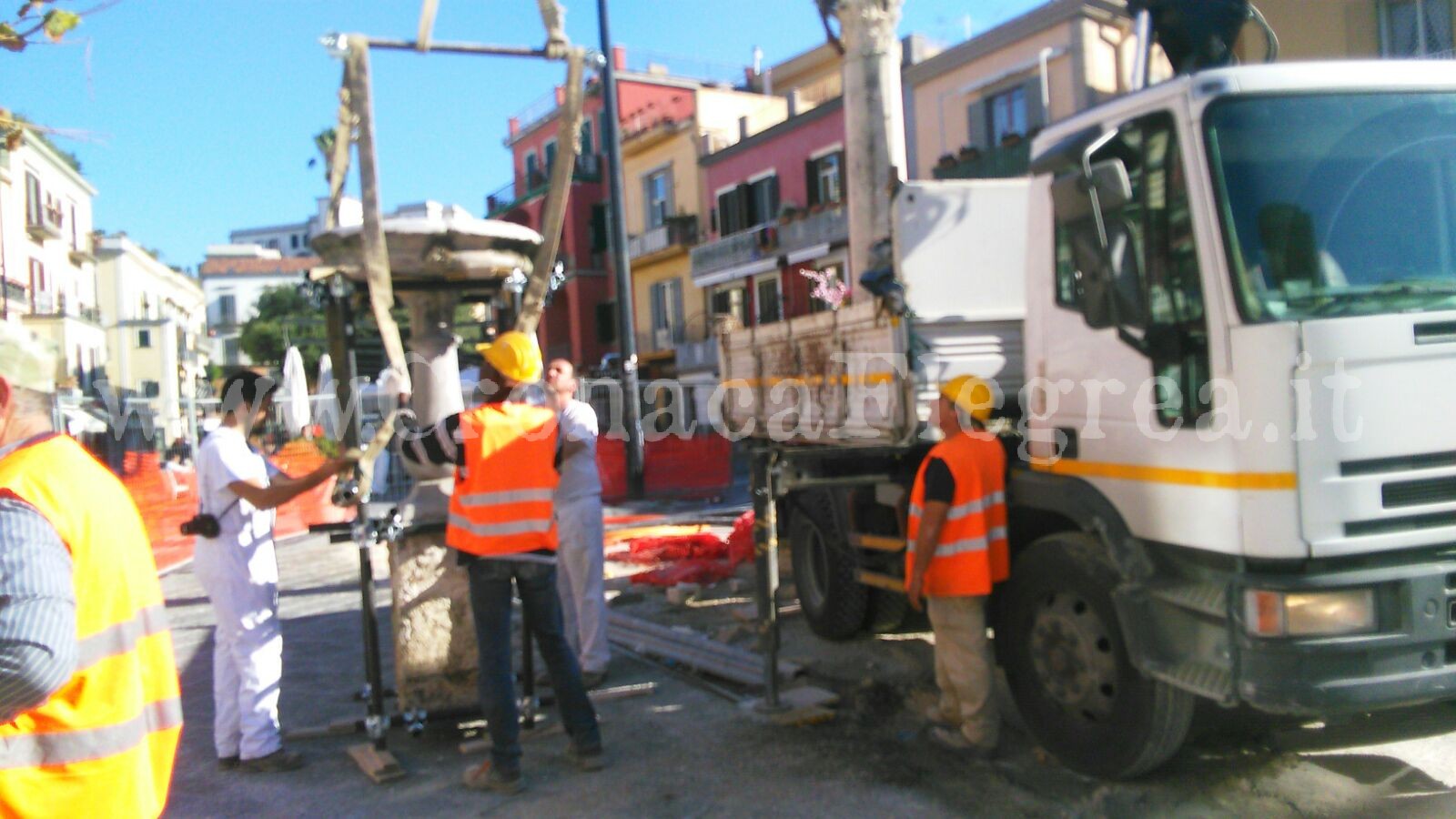 POZZUOLI/ Spostata la fontana della piazza, ora tocca a “Santo Mamozio”