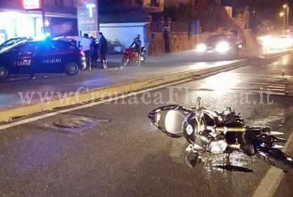 POZZUOLI/ Impatta contro lo spartitraffico e vola dalla moto: salvo per miracolo – LE FOTO