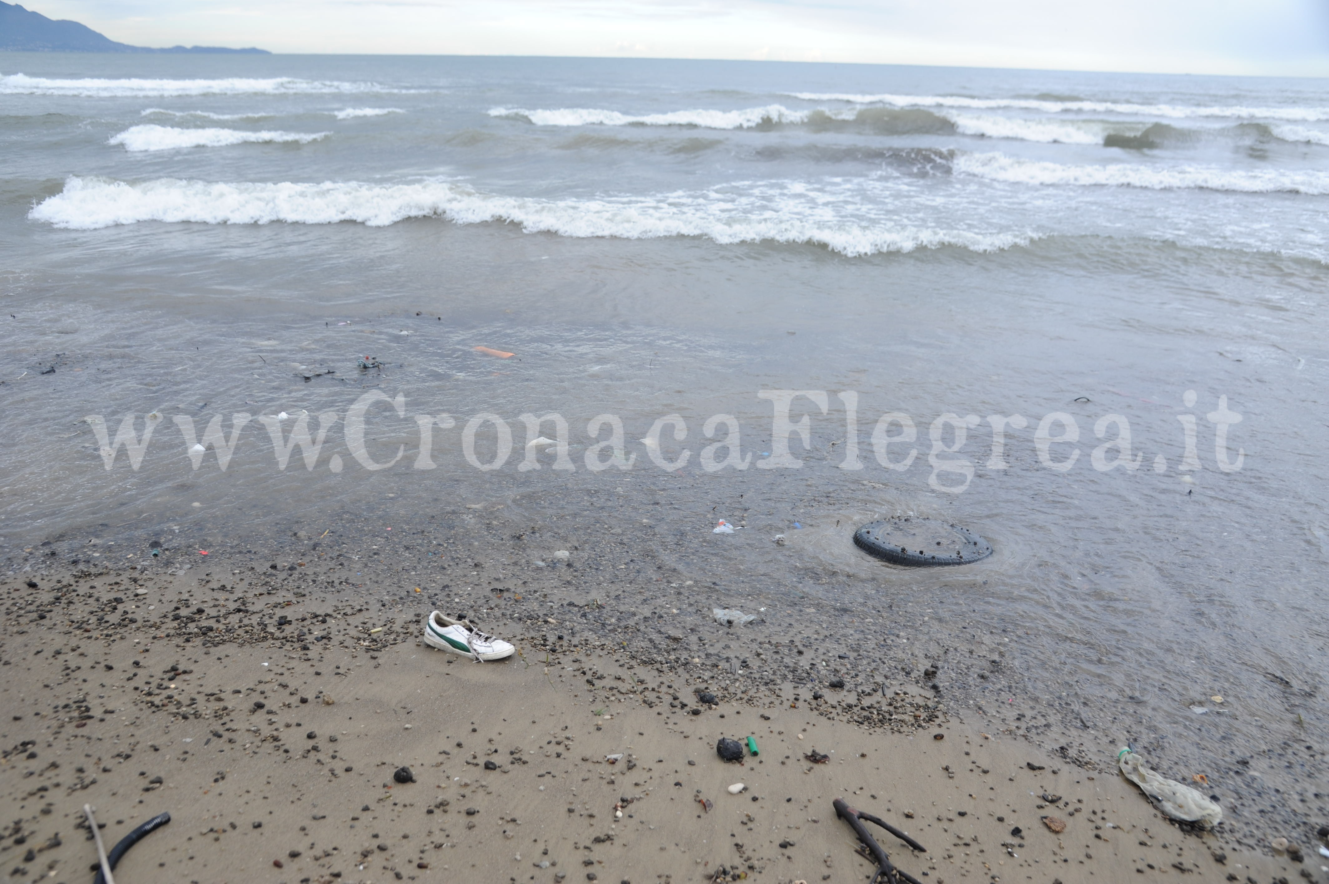 POZZUOLI/ Batteri fecali nel mare di Licola: scatta il divieto di balneazione