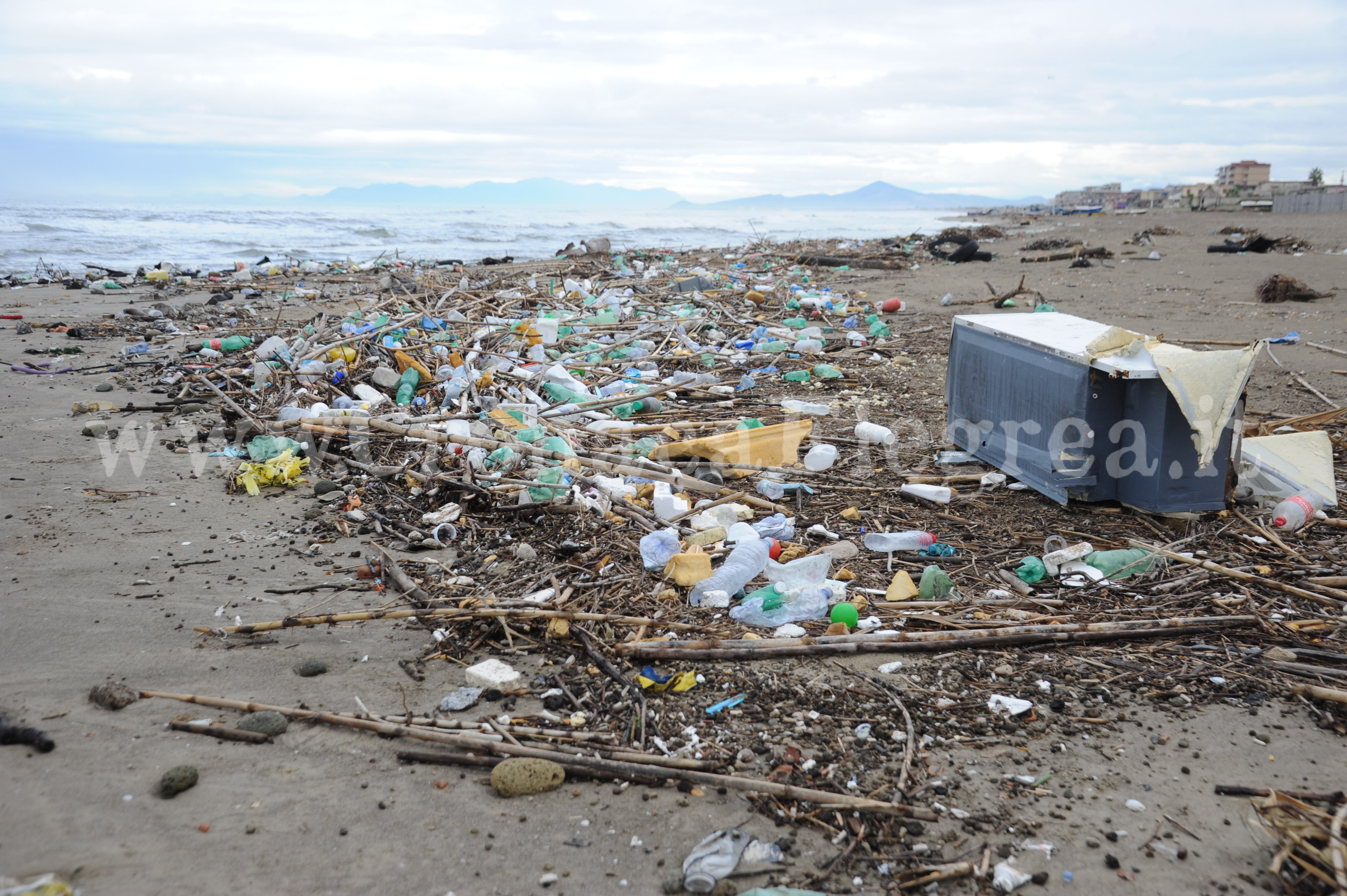 L’alveo dei Camaldoli continua ad avvelenare la spiaggia di Licola – LE FOTO