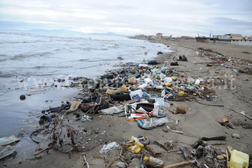 Rifiuti spiaggia licola (18)