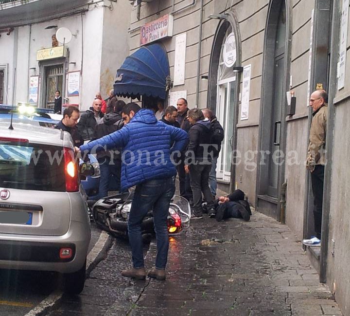 POZZUOLI/ Blitz tra la folla, rapinatori arrestati all’ingresso della banca – LE FOTO