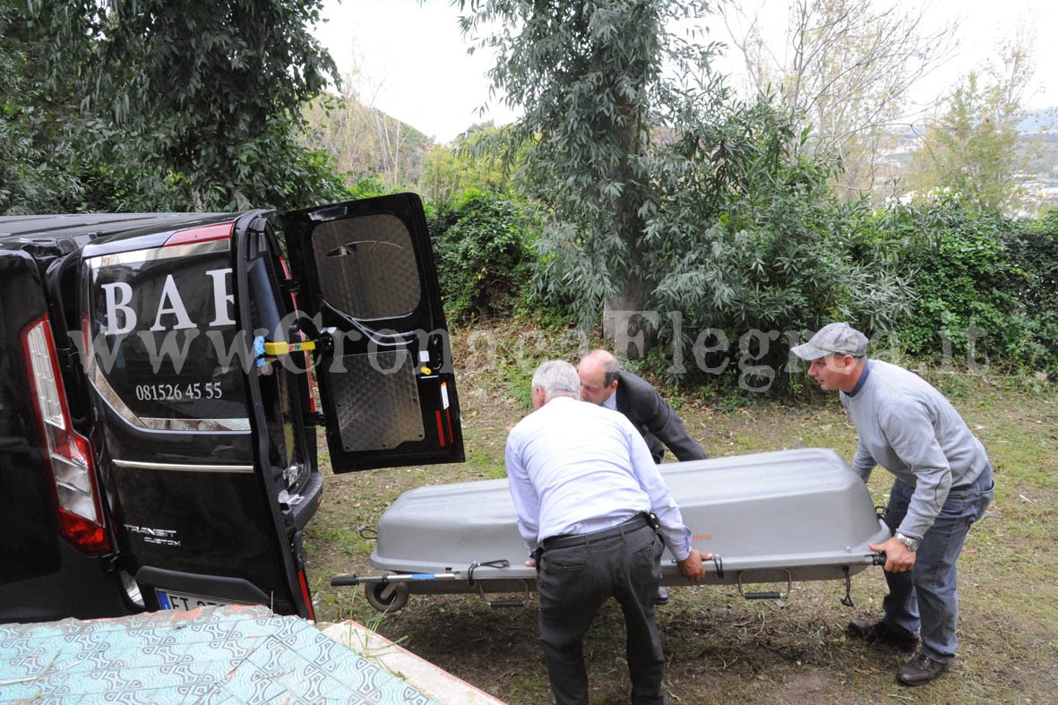 POZZUOLI/ Cadavere nell’ex ospedale, l’inquietante ipotesi «Forse lanciato da una finestra»  – LE FOTO