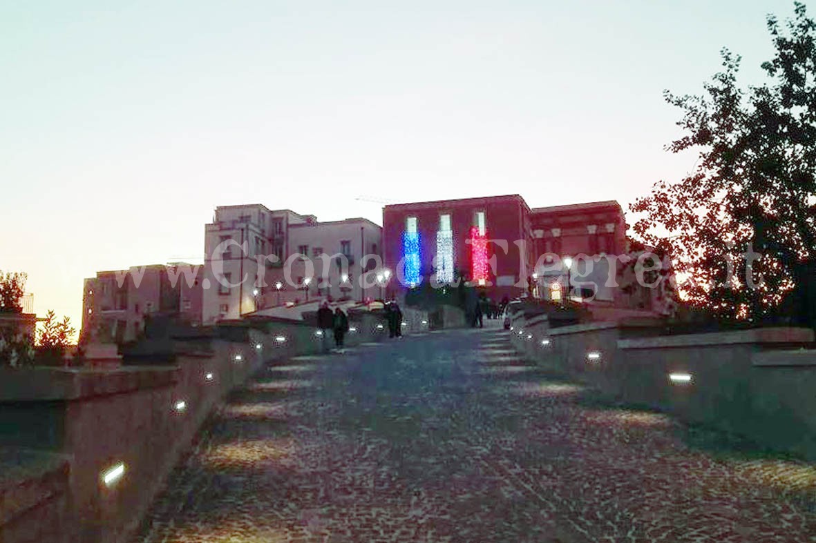 POZZUOLI/ La città abbraccia Parigi, Palazzo Migliaresi si illumina di blu, bianco e rosso