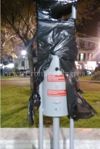 POZZUOLI/ Teppisti sul lungomare «Vandalizzata la colonnina per le emergenze»