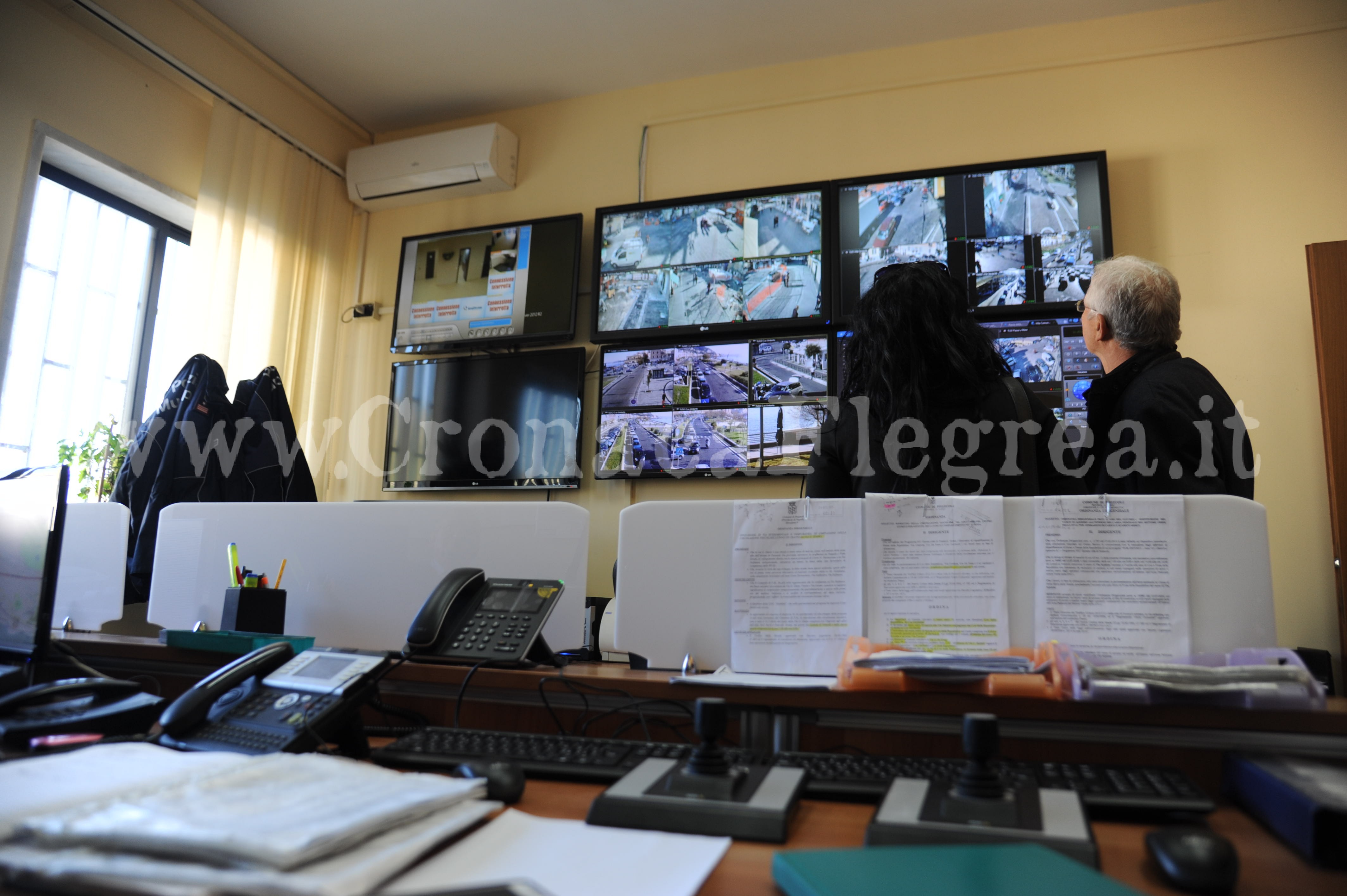 POZZUOLI/ Occhi elettronici, monitor e smartphone: l’alta tecnologia per sorvegliare la città – LE FOTO