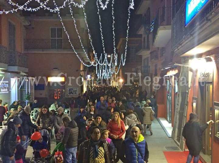 Pozzuoli da record: in migliaia in centro e per le strade della città