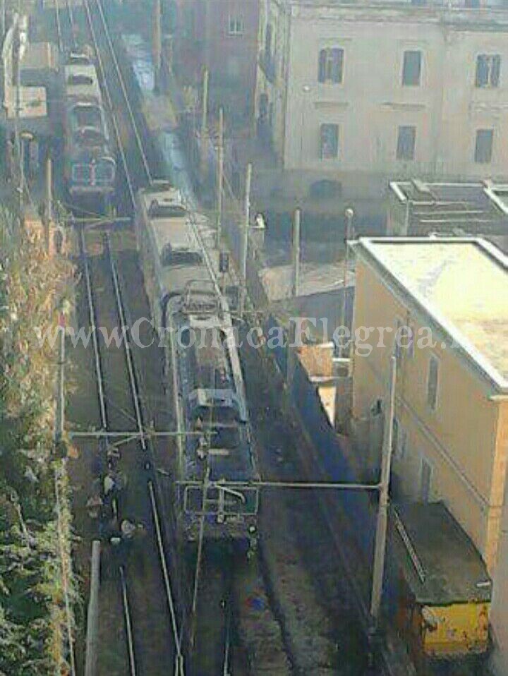 POZZUOLI/ Scontro fra treni, paura alla stazione della Cumana – LA FOTO