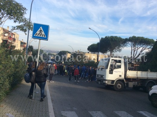 Strada bloccata dagli studenti