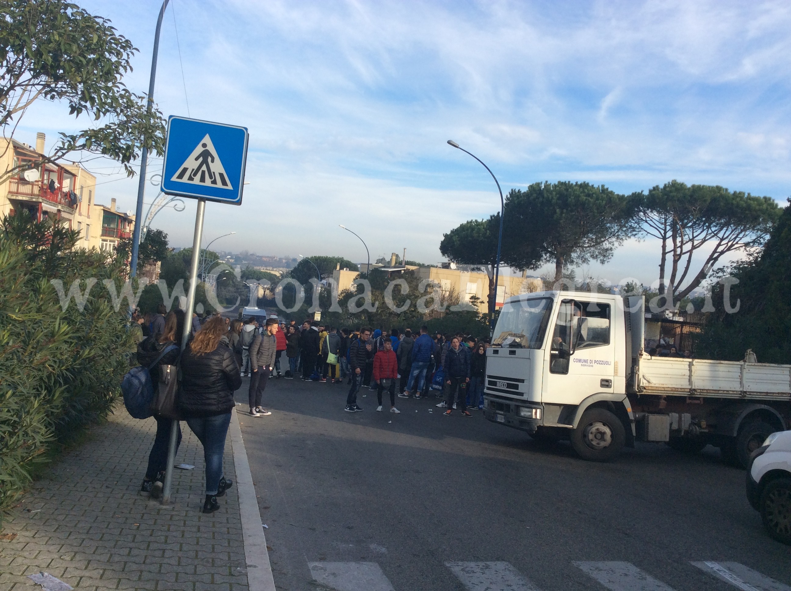 POZZUOLI/ Termosifoni spenti: gli studenti bloccano la strada