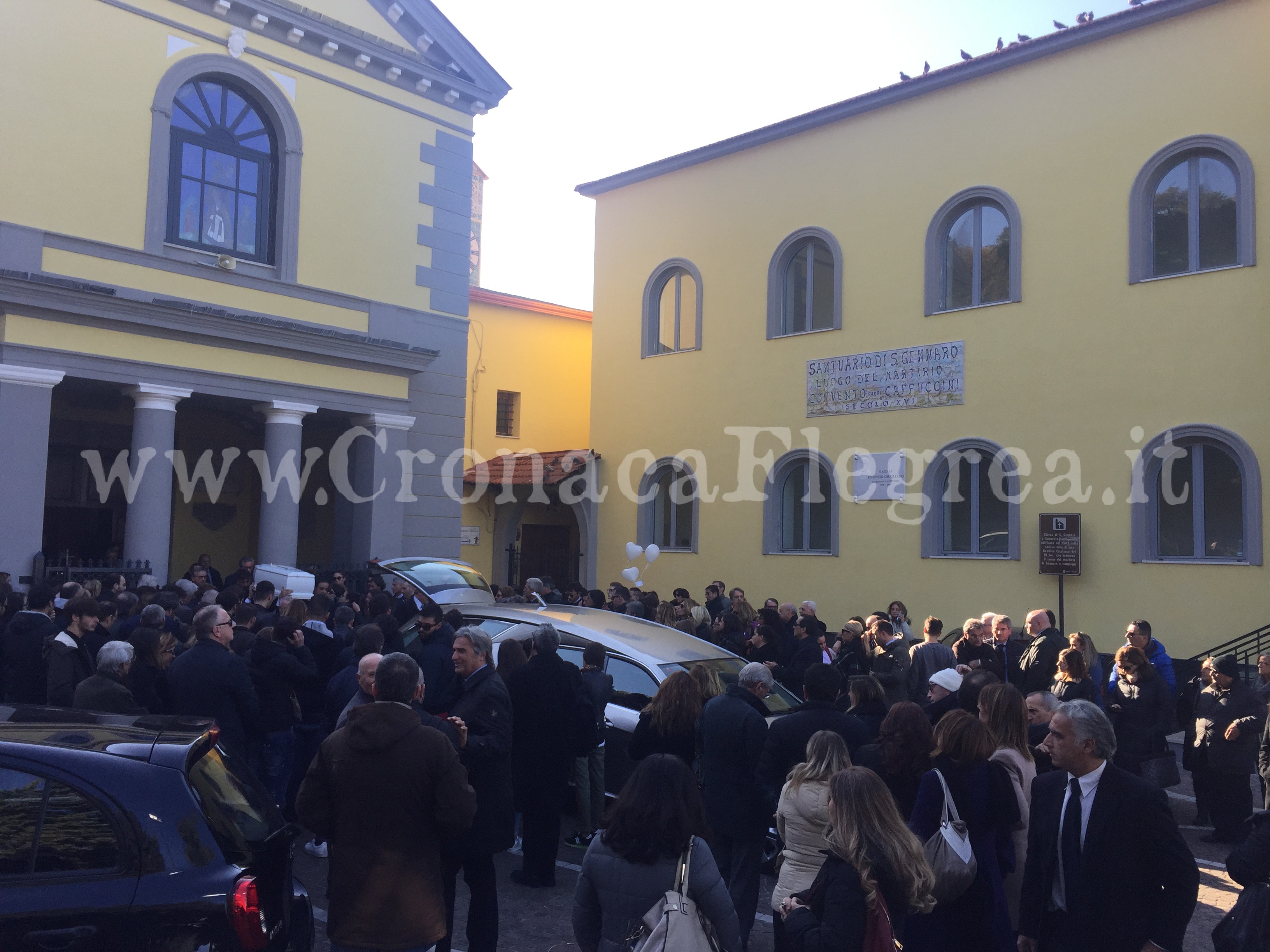 POZZUOLI/ In centinaia per l’ultimo saluto al piccolo Vittorio