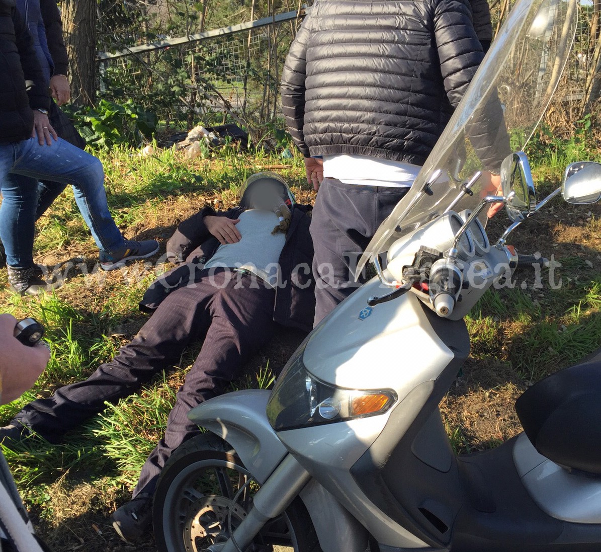 POZZUOLI/ Motociclista picchiato e rapinato lungo la strada – LE FOTO