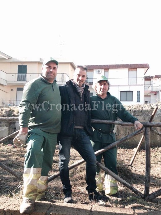 Sergio Turazzo insieme con gli operatori ecologici