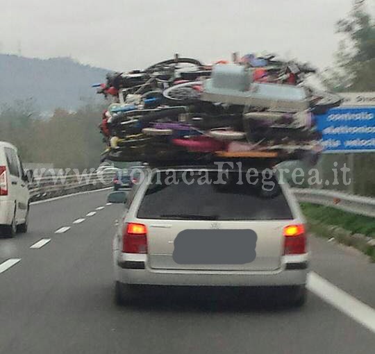 POZZUOLI/ Follia in strada: trasporta l’inverosimile sul tetto dell’auto