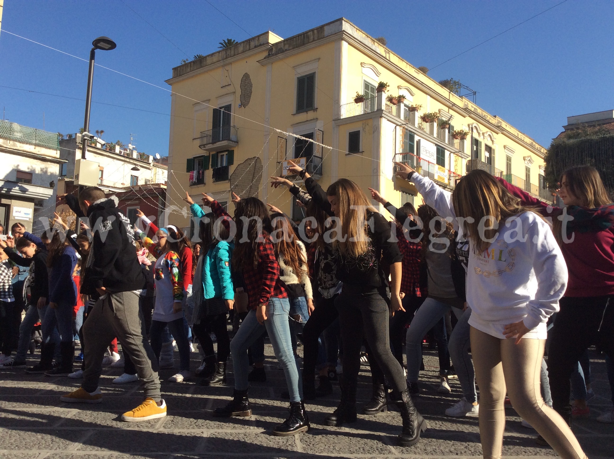 POZZUOLI/ Flash Mob: si balla per le strade della città – FOTO