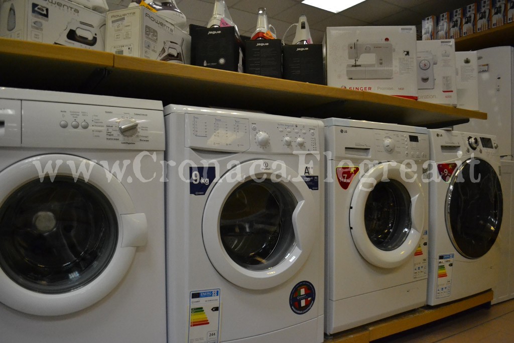 Tentano di rubare lavatrici in un negozio: arrestati due giovani