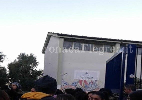 QUARTO/ Doppi turni a scuola dopo l’incendio, protestano studenti e genitori