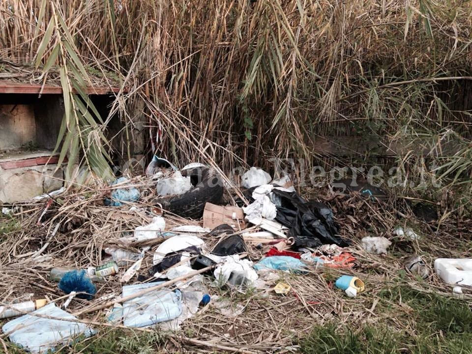 BACOLI/ Amianto e rifiuti: via Spiaggia Romana è una discarica a cielo aperto – LE FOTO