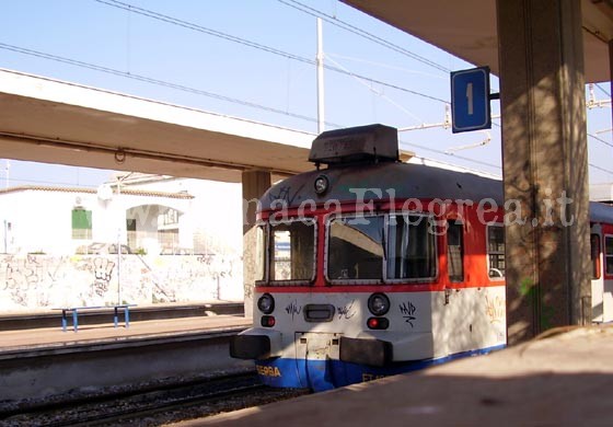 Trasporti, chiude la Cumana «Ennesimo schiaffo di Eav ai pendolari. Istituzioni di Bacoli e Monte di Procida zitte»