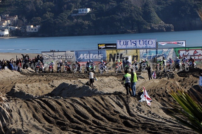 La gara di motocross andata in scena sull'arenile di Miliscola