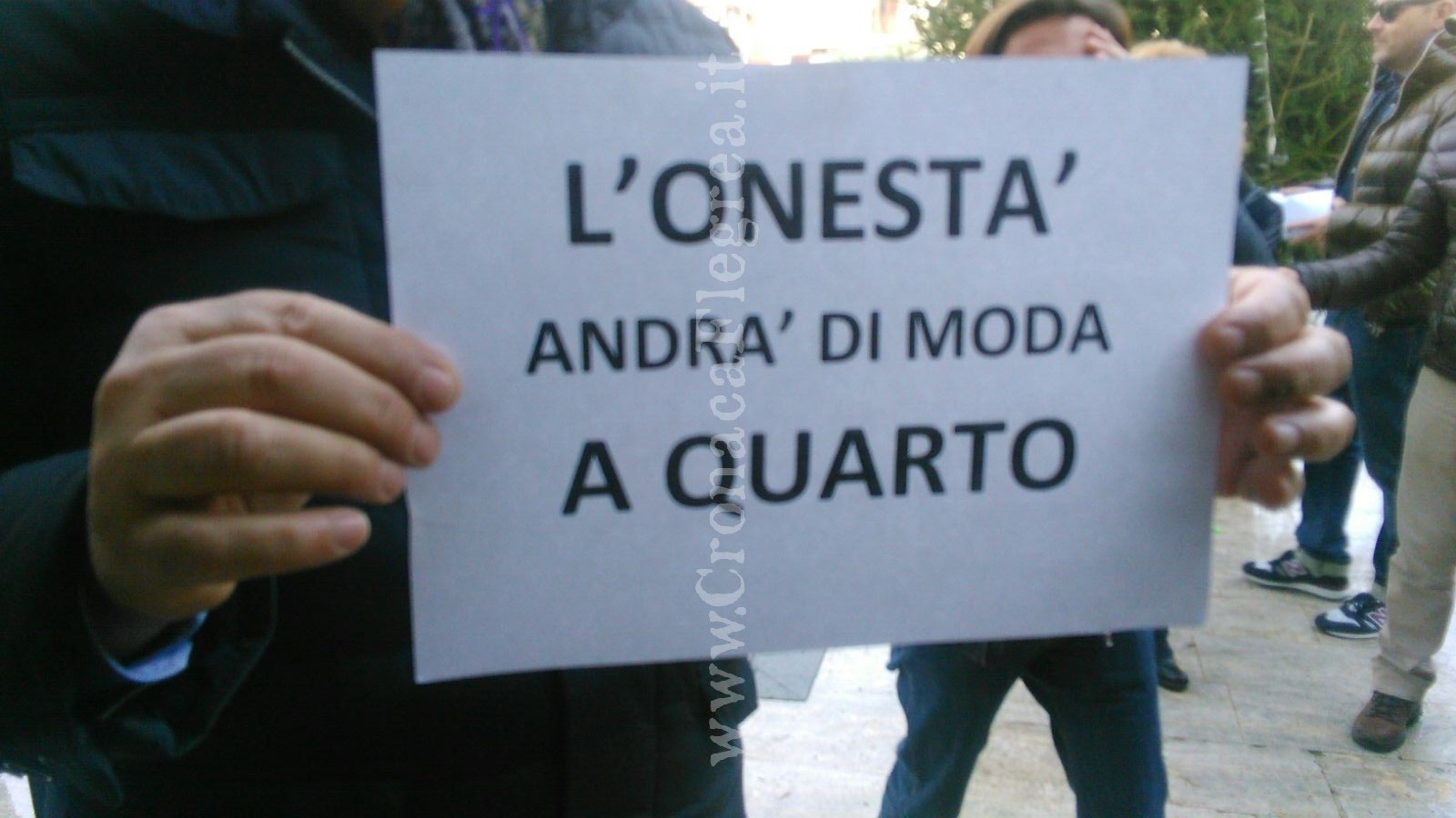 CASO-QUARTO/ Protesta al consiglio comunale, grida contro il sindaco: “onestà” – LE FOTO