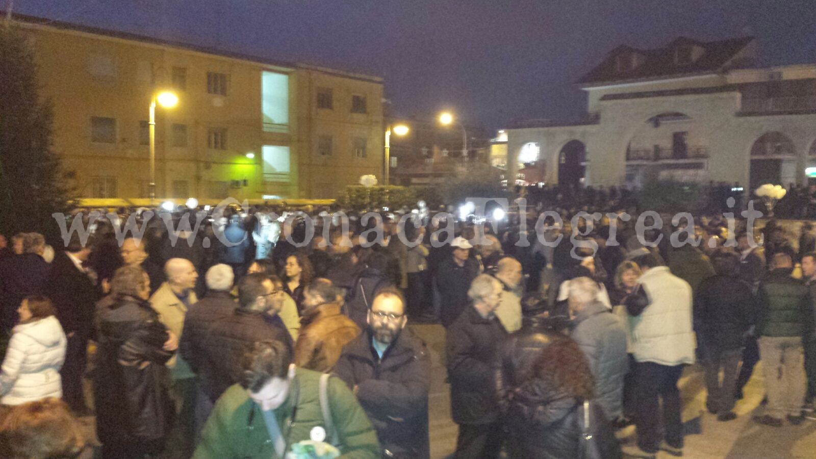 QUARTO/ In centinaia in piazza per difendere Rosa Capuozzo