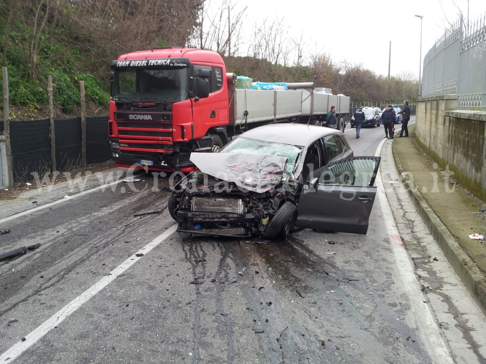 BACOLI/ Scontro frontale tra auto e tir: 26enne in gravi condizioni