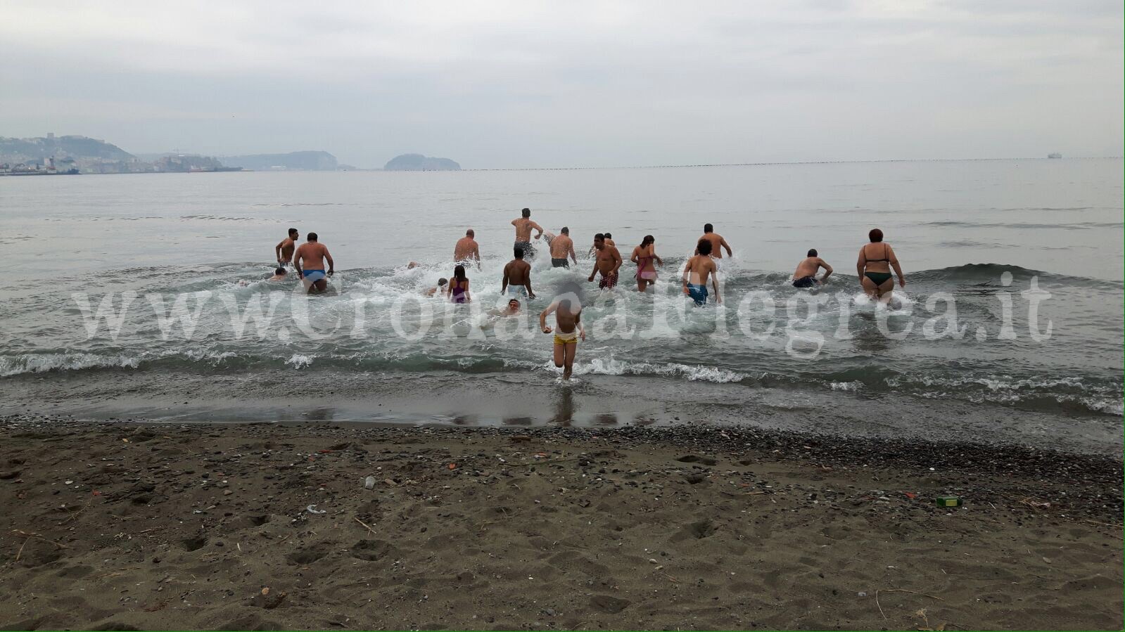 POZZUOLI/ Si ripete il “cimento” flegreo, in 20 si tuffano in mare – LE FOTO