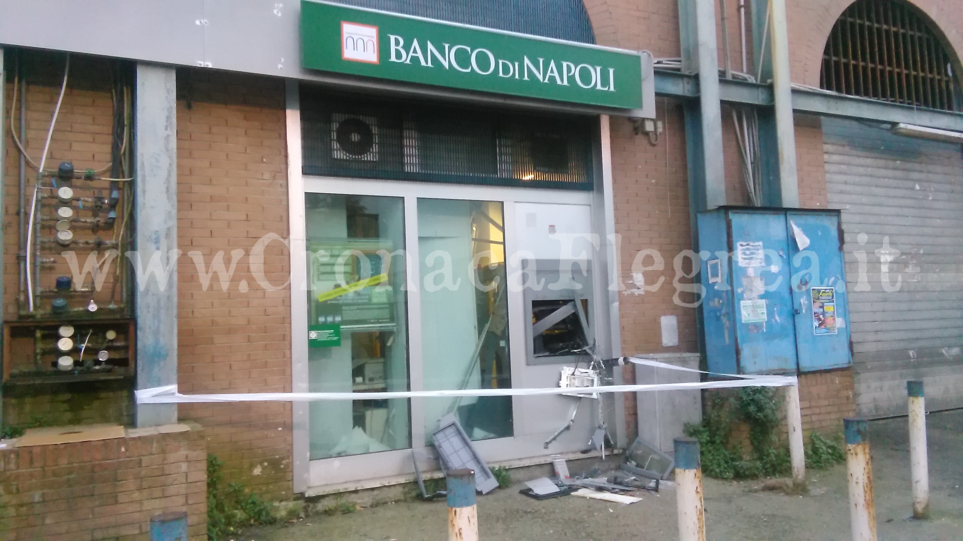 POZZUOLI/ Assalto al Banco di Napoli, distrutto sportello Bancomat – LE FOTO