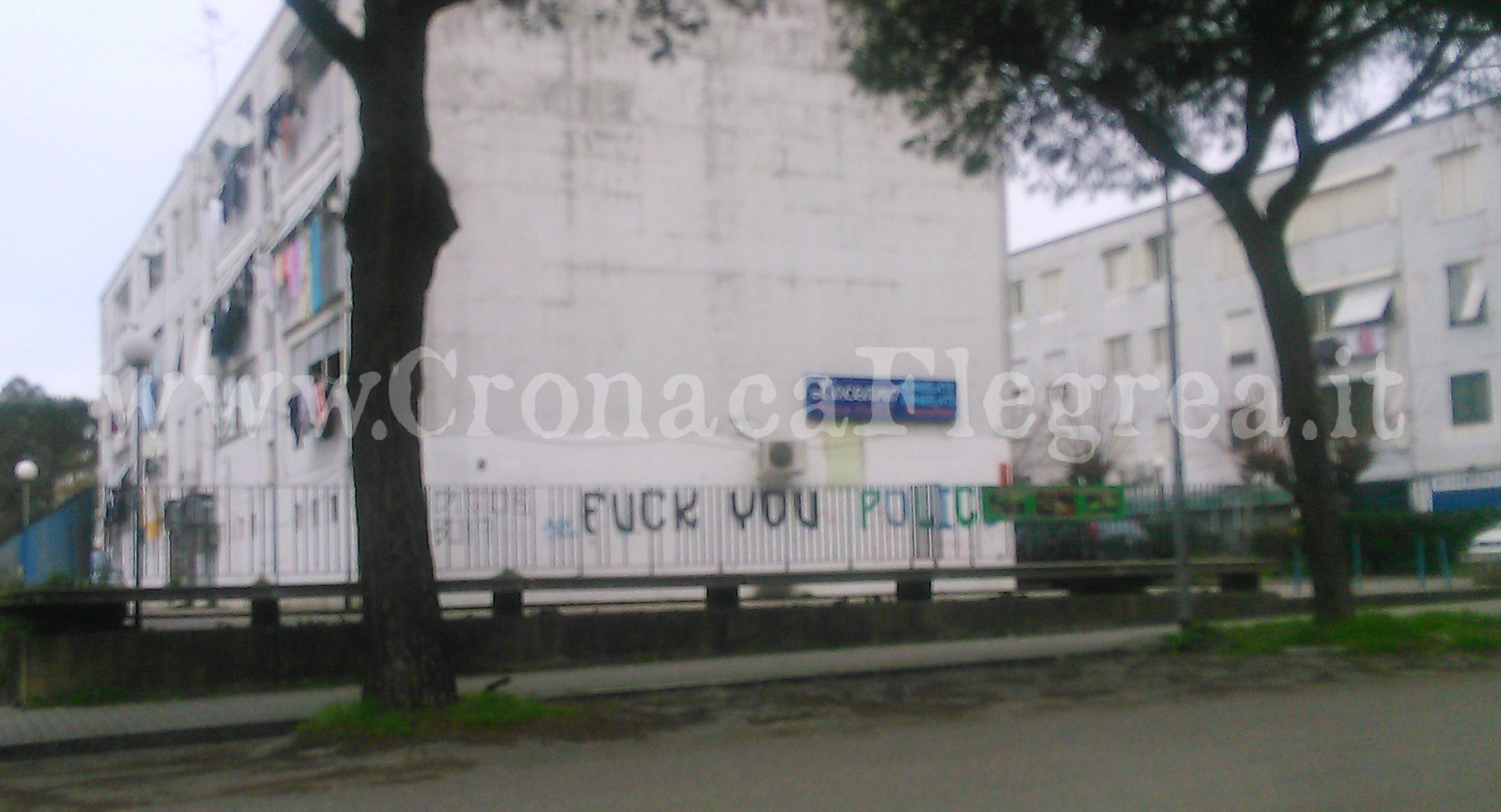 POZZUOLI/ Scritte contro la Polizia nel quartiere di Monterusciello
