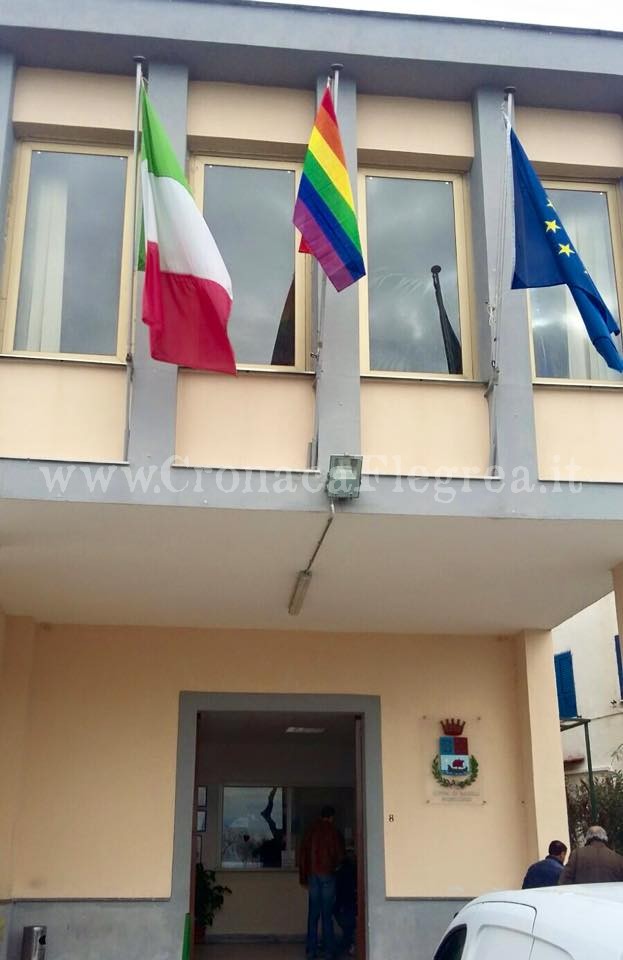 BACOLI/ Al Municipio sventola la “bandiera arcobaleno”, ma è polemica
