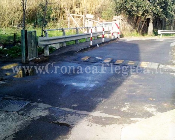 BACOLI/ Sit-in dei residenti a Torregaveta: bloccata la circolazione sul ponte del Gavitello