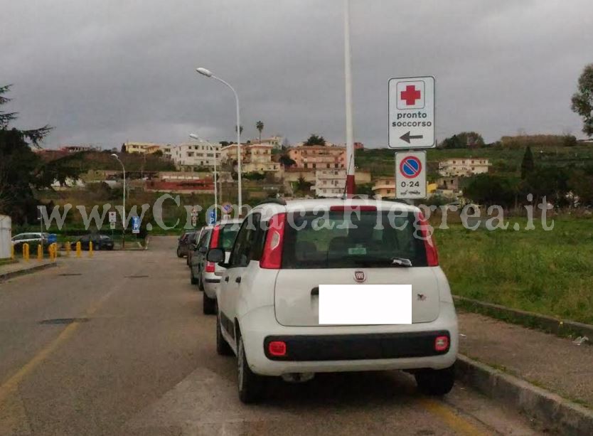 POZZUOLI/ Strisce blu all’ospedale? le auto si parcheggiano in divieto di sosta