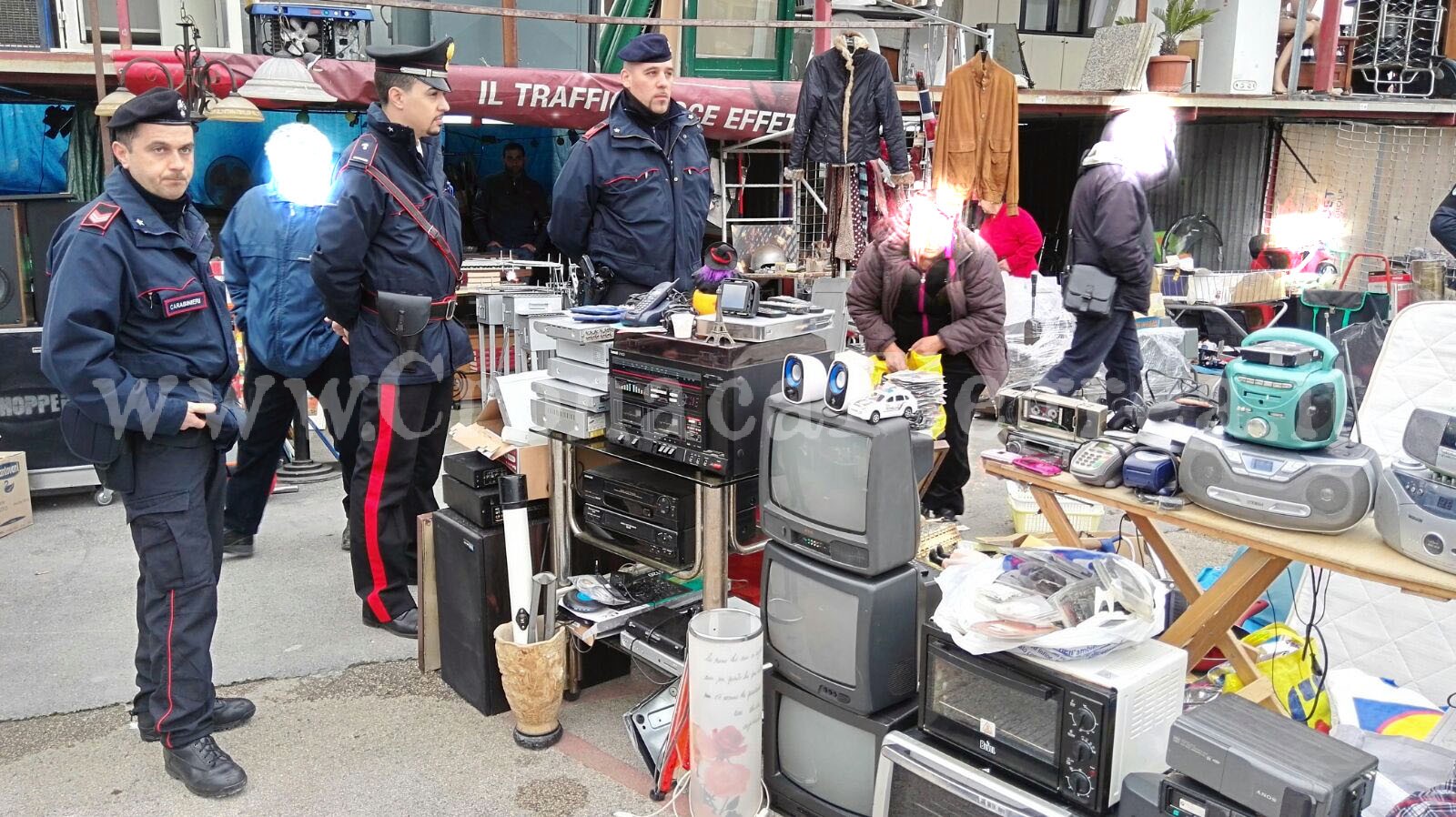 Blitz dei carabinieri al mercato dell’usato: denunciati 5 rom