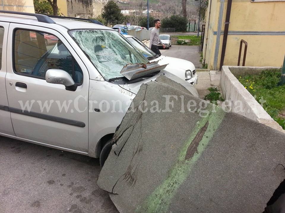 POZZUOLI/ Raffiche di vento, a Monterusciello le case popolari perdono pezzi – LE FOTO