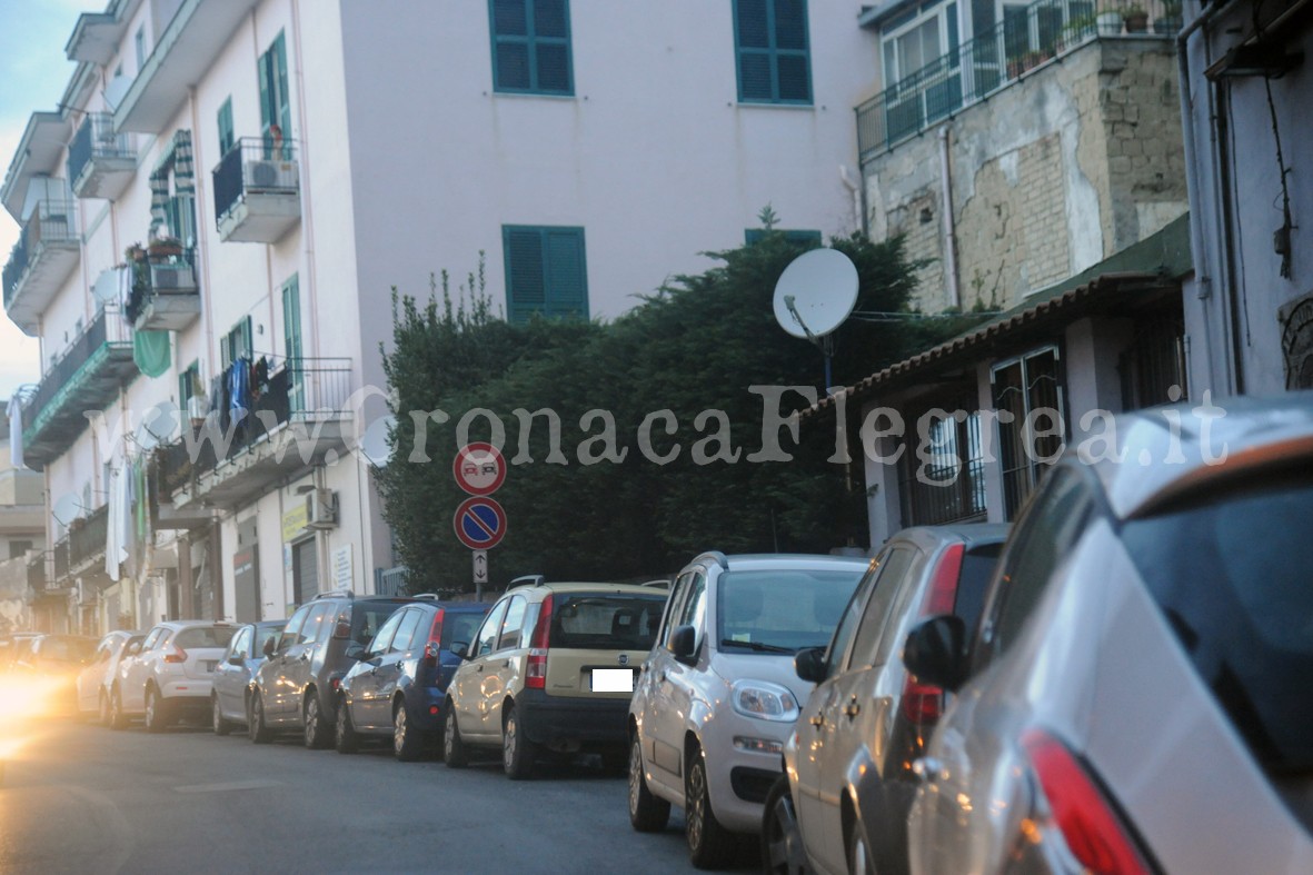 POZZUOLI/ “Anarchia” in via Pergolesi, si parcheggia anche in divieto di sosta