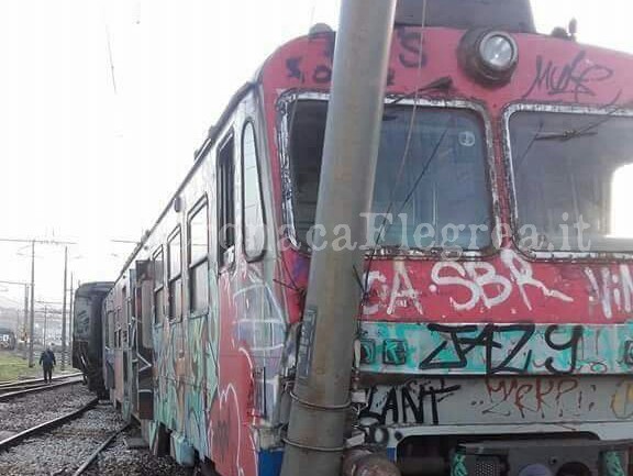 BACOLI/ Treno deragliato a Torregaveta – LE FOTO